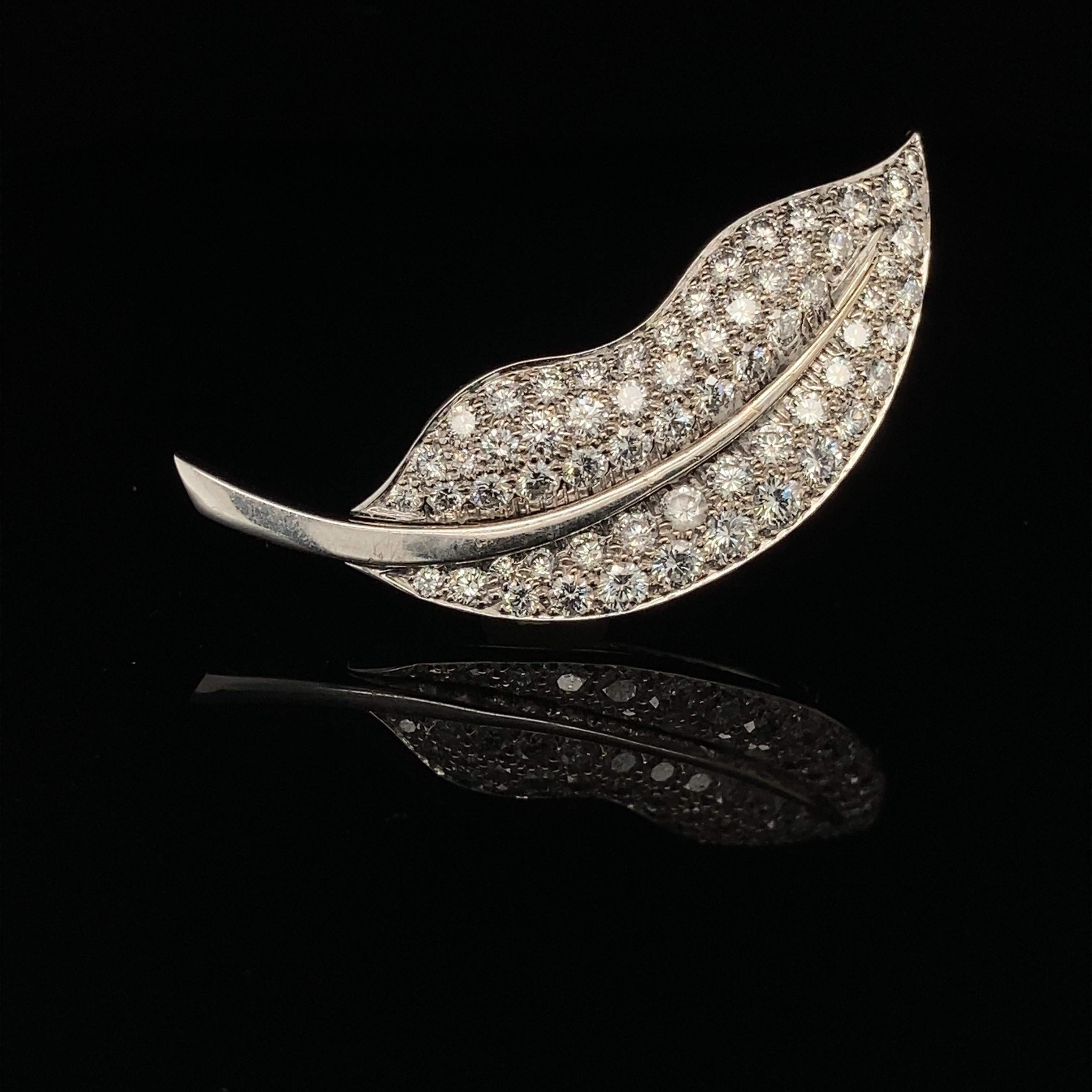 Van Cleef & Arpels White Gold and Diamond Leaf Brooch In Good Condition For Sale In Idar-Oberstein, DE