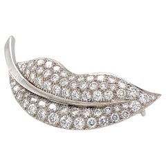 Spilla a forma di foglia in oro bianco e diamanti di Van Cleef & Arpels