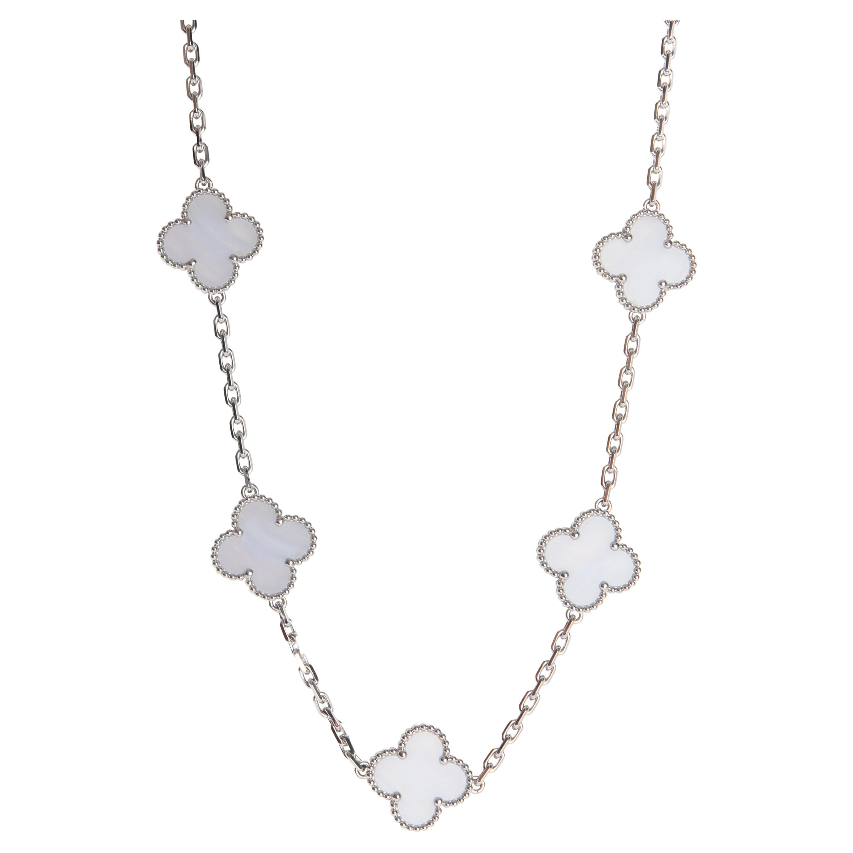 Van Cleef 
Arpels Collana Alhambra d
epoca in oro bianco con calcedonio in vendita