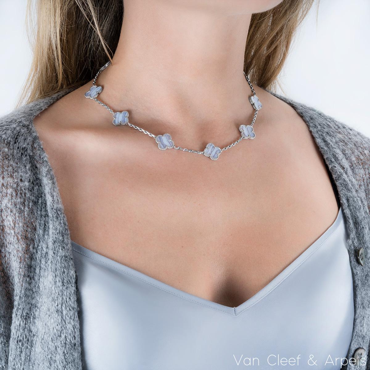 Van Cleef & Arpels Weißgold Chalzedon Vintage Alhambra Halskette VCARD34800 Damen im Angebot