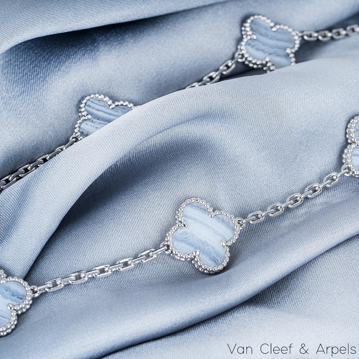 Van Cleef & Arpels Weißgold Chalzedon Vintage Alhambra Halskette VCARD34800 im Angebot 1