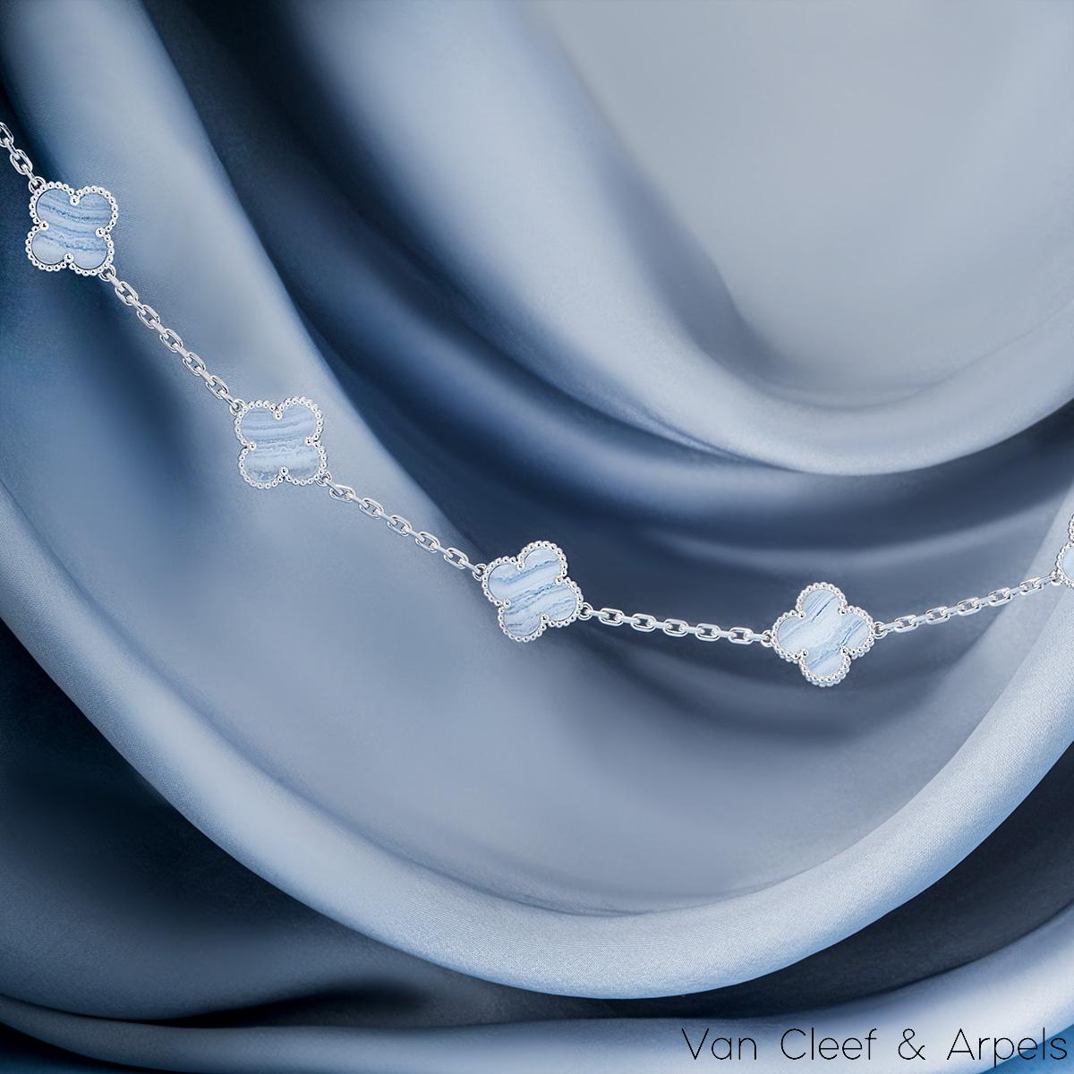 Van Cleef & Arpels Weißgold Chalzedon Vintage Alhambra Halskette VCARD34800 im Angebot 2