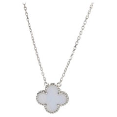 Van Cleef & Arpels Pendentif Alhambra Vintage en or blanc et calcédoine