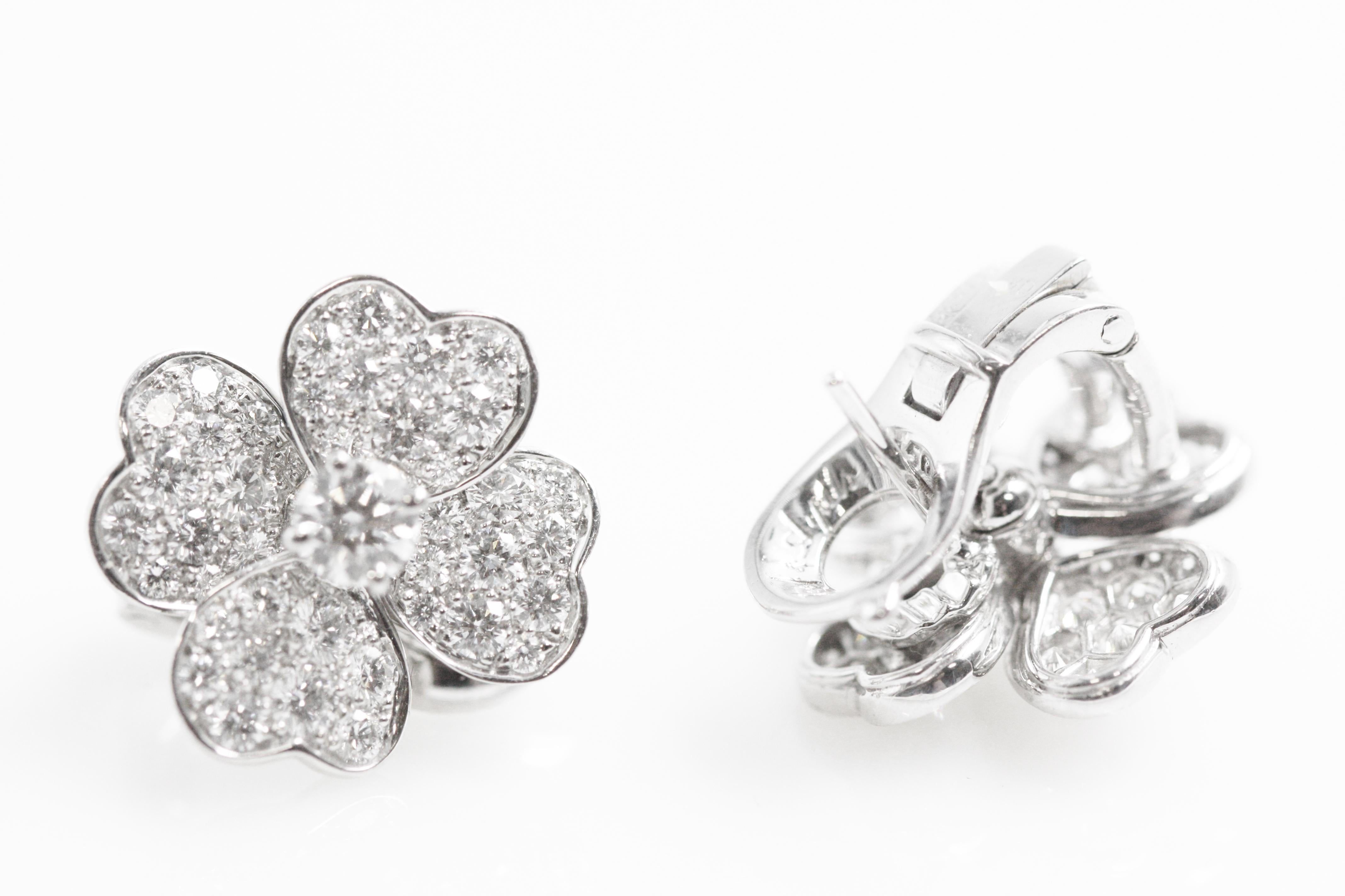 Composed of four heart-shaped petals, Cosmos(TM) is inspired by one of Van Cleef & Arpels' signature flowers, dating from the 1950s. The naturalistic design creates a strong sense of movement.

Cosmos earrings, small model, 18K white gold, round