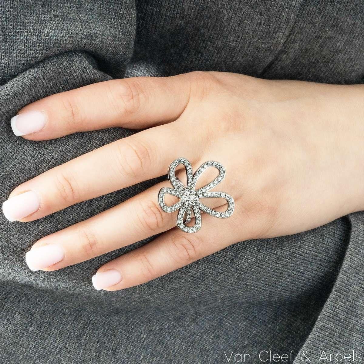 Women's or Men's Van Cleef & Arpels White Gold Diamond Flowerlace Ring Size 52 2.81ct VCARP05300 For Sale