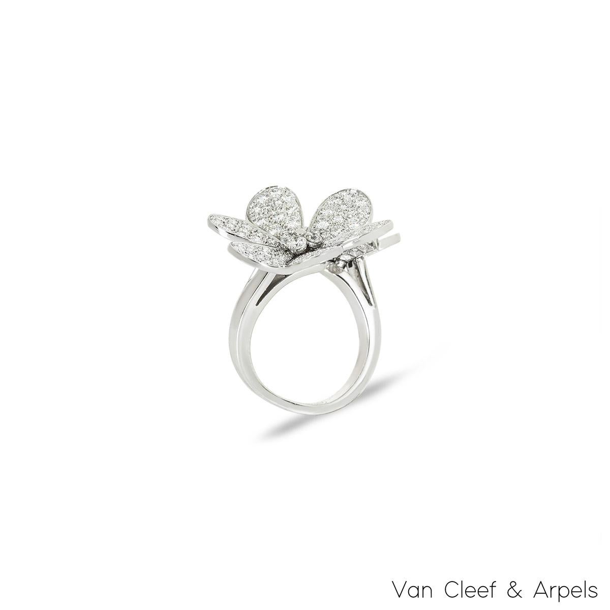 Ein atemberaubender Diamantring aus 18 Karat Weißgold von Van Cleef & Arpels aus der Collection'S Frivole. Der Ring besteht aus 2 unterschiedlich großen, mit Diamanten besetzten Blumenmotiven. Die 130 runden Diamanten im Brillantschliff haben ein