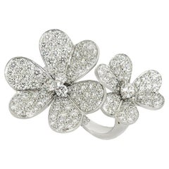 Anillo Van Cleef & Arpels Oro Blanco Diamante Frivole Entre Los Dedos VCARB67500