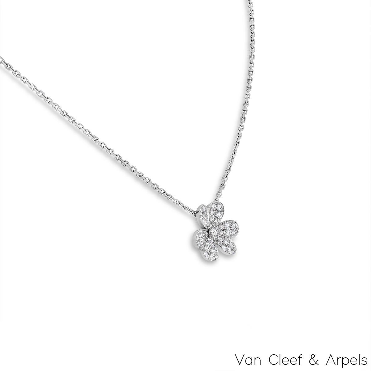 Uno splendido pendente con diamante in oro bianco 18 carati di Van Cleef & Arpels della collezione Frivole. Il ciondolo presenta tre petali a forma di cuore con diamante incastonato e un unico diamante al centro. I 43 diamanti rotondi taglio