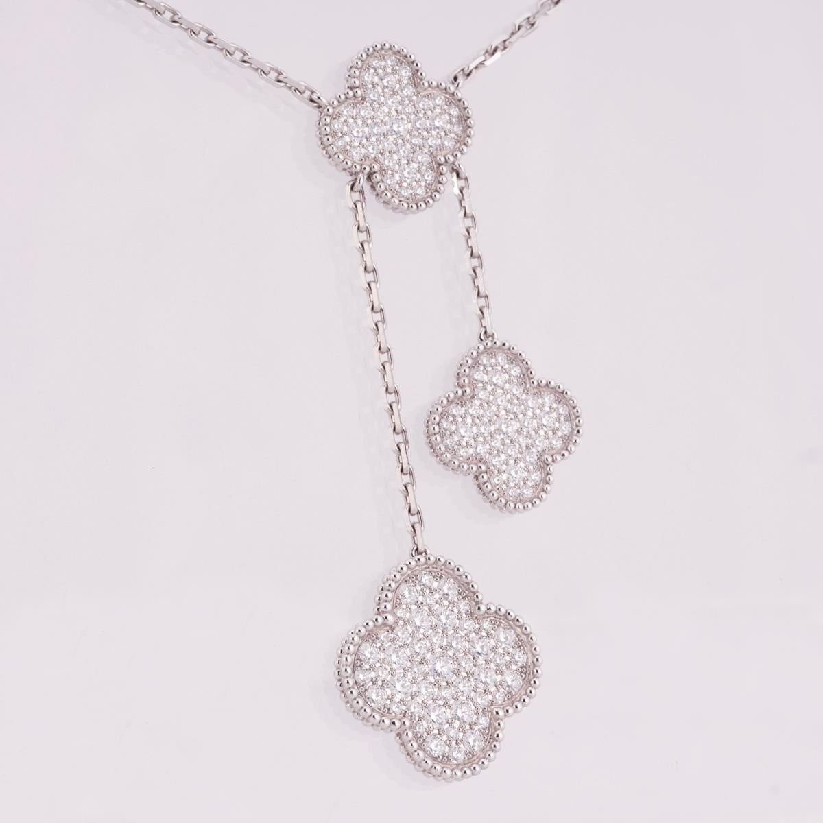 Un luxueux collier en or blanc 18 carats de Van Cleef & Arpels de la collection Magic Alhambra. Le collier présente 6 motifs de trèfle à quatre feuilles de taille alternée, sertis d'un total d'environ 182 diamants ronds de taille brillant, pour un