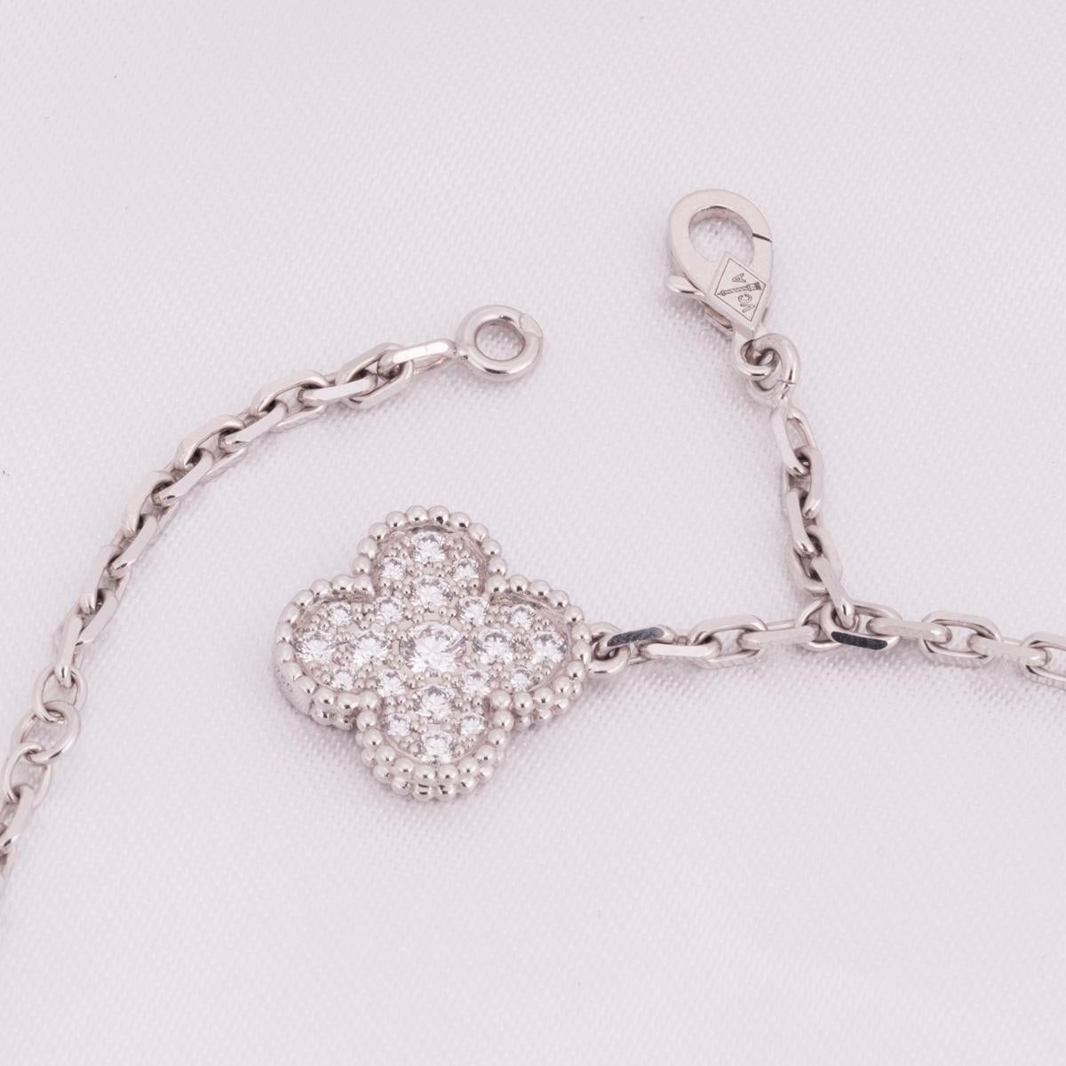 Taille ronde Van Cleef & Arpels Collier Magic Alhambra en or blanc et diamants VCARN9MP00 en vente