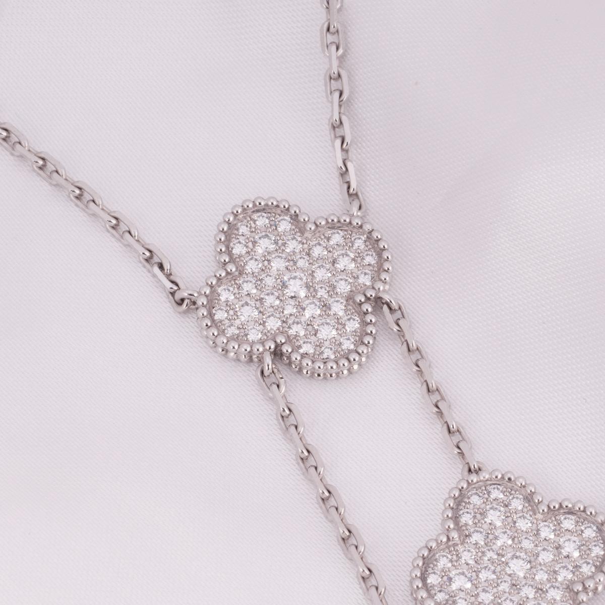 Van Cleef & Arpels Collier Magic Alhambra en or blanc et diamants VCARN9MP00 Excellent état - En vente à Mayfair, London, London