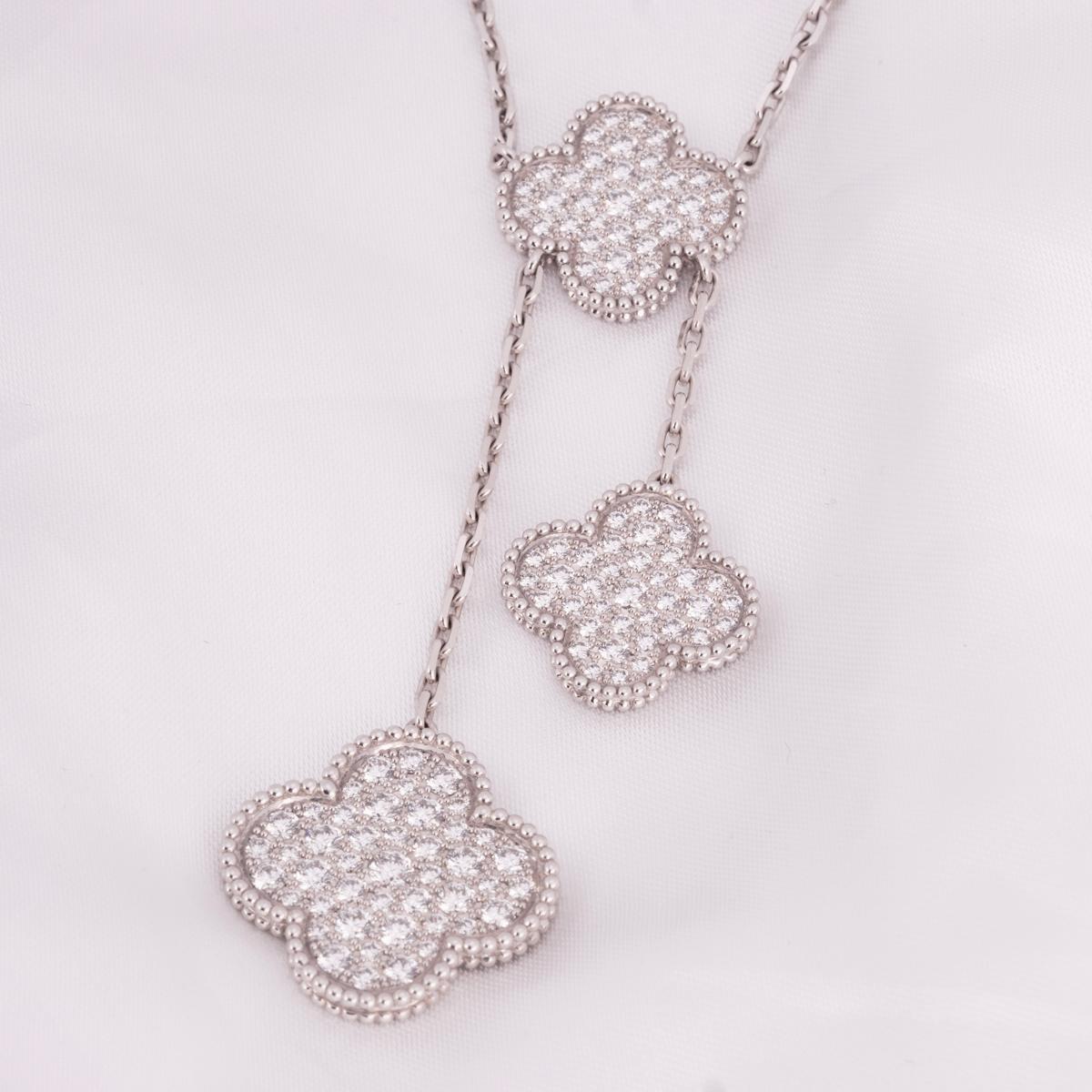 Van Cleef & Arpels Collier Magic Alhambra en or blanc et diamants VCARN9MP00 Pour femmes en vente