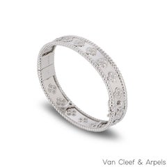Van Cleef & Arpels Bracelet trèfles perlés en or blanc et diamants VCARN5B100