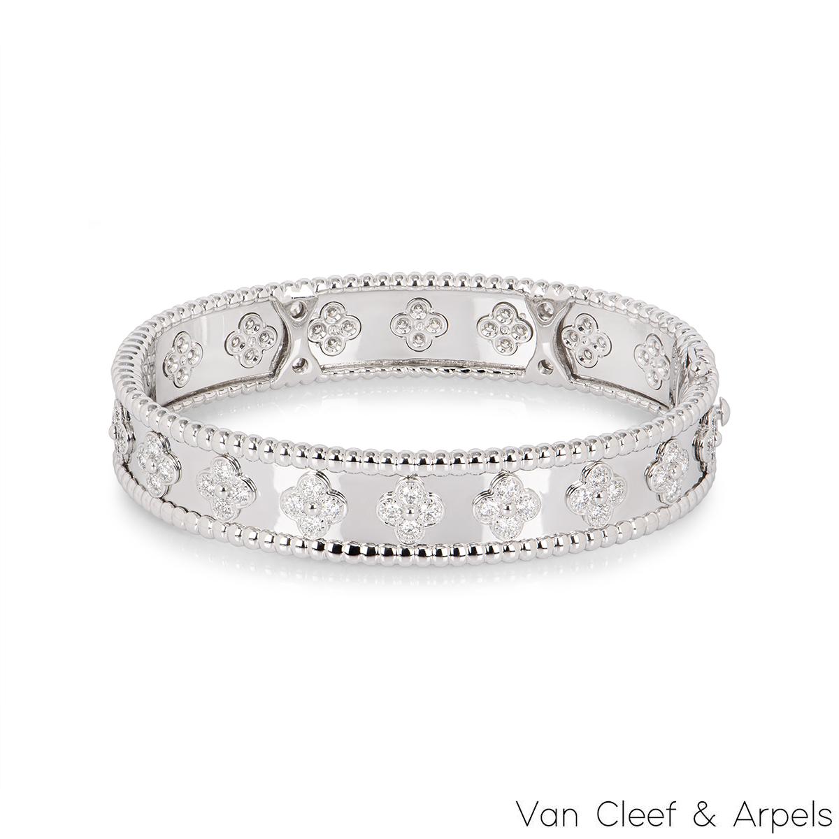 Taille ronde Van Cleef & Arpels Bracelet trèfles perlés en or blanc et diamants VCARN5B100 en vente