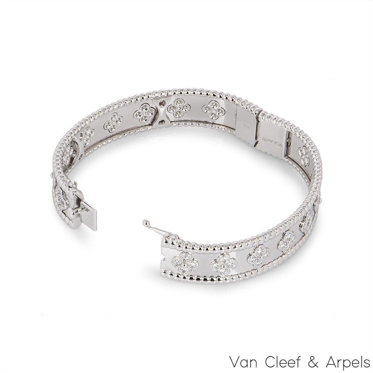 Van Cleef & Arpels Bracelet trèfles perlés en or blanc et diamants VCARN5B100 Excellent état - En vente à London, GB