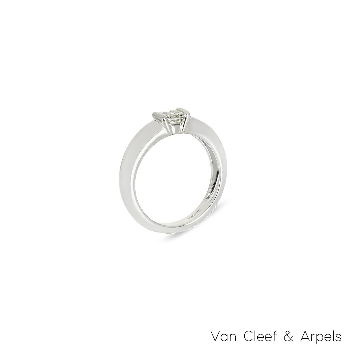 Ein wunderschöner Verlobungsring aus 18 Karat Weißgold von Van Cleef & Arpels aus der Kollektion Bridal. Der Ring besteht aus einem Diamanten im Prinzessschliff in einer Spannfassung mit einem Gesamtgewicht von 0,24 ct, Farbe E und Reinheit VVS+.