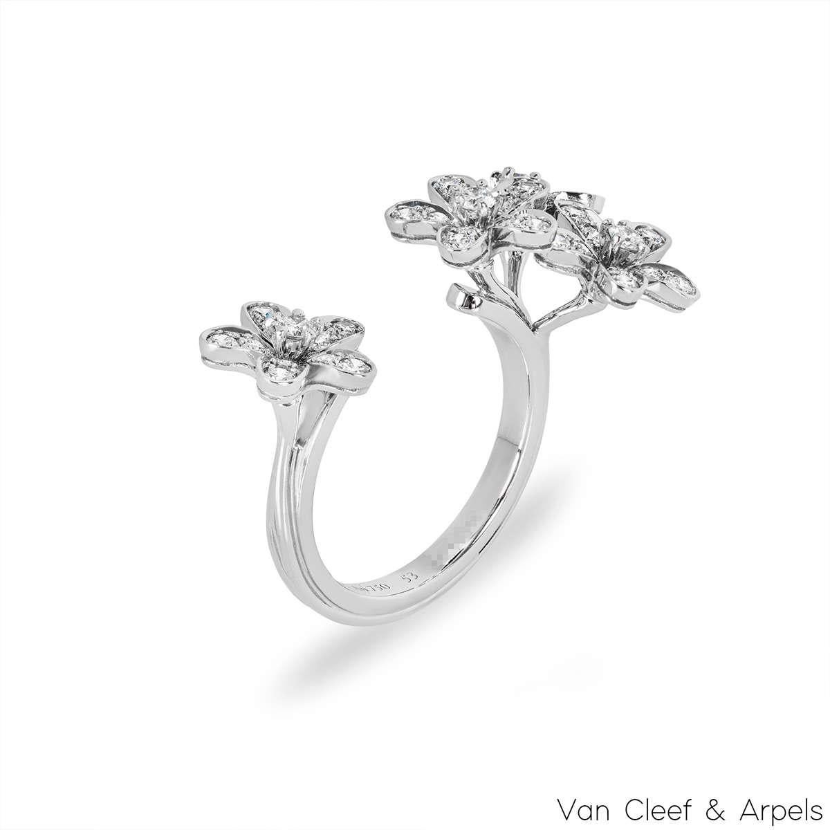 Une exquise bague entre les doigts en or blanc 18 carats, ornée de diamants, de Van Cleef & Arpels, de la collection Socrate. La bague comprend 3 motifs floraux sertis de diamants d'un côté et 1 motif floral serti de diamants de l'autre. Les 44