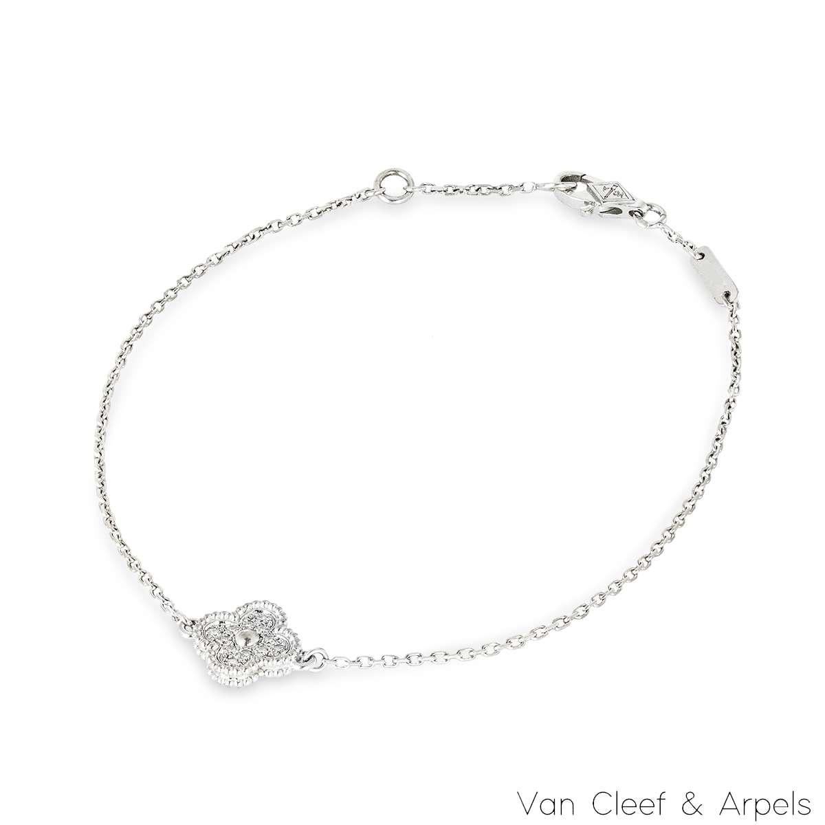 Ein Armband aus 18 Karat Weißgold von Van Cleef & Arpels aus der Sweet Alhambra Collection'S. Besteht aus 1 ikonischen vierblättrigen Kleeblattmotiv, ergänzt durch eine Perlenkante, die mit 12 runden Diamanten im Brillantschliff (~0,08ct) besetzt