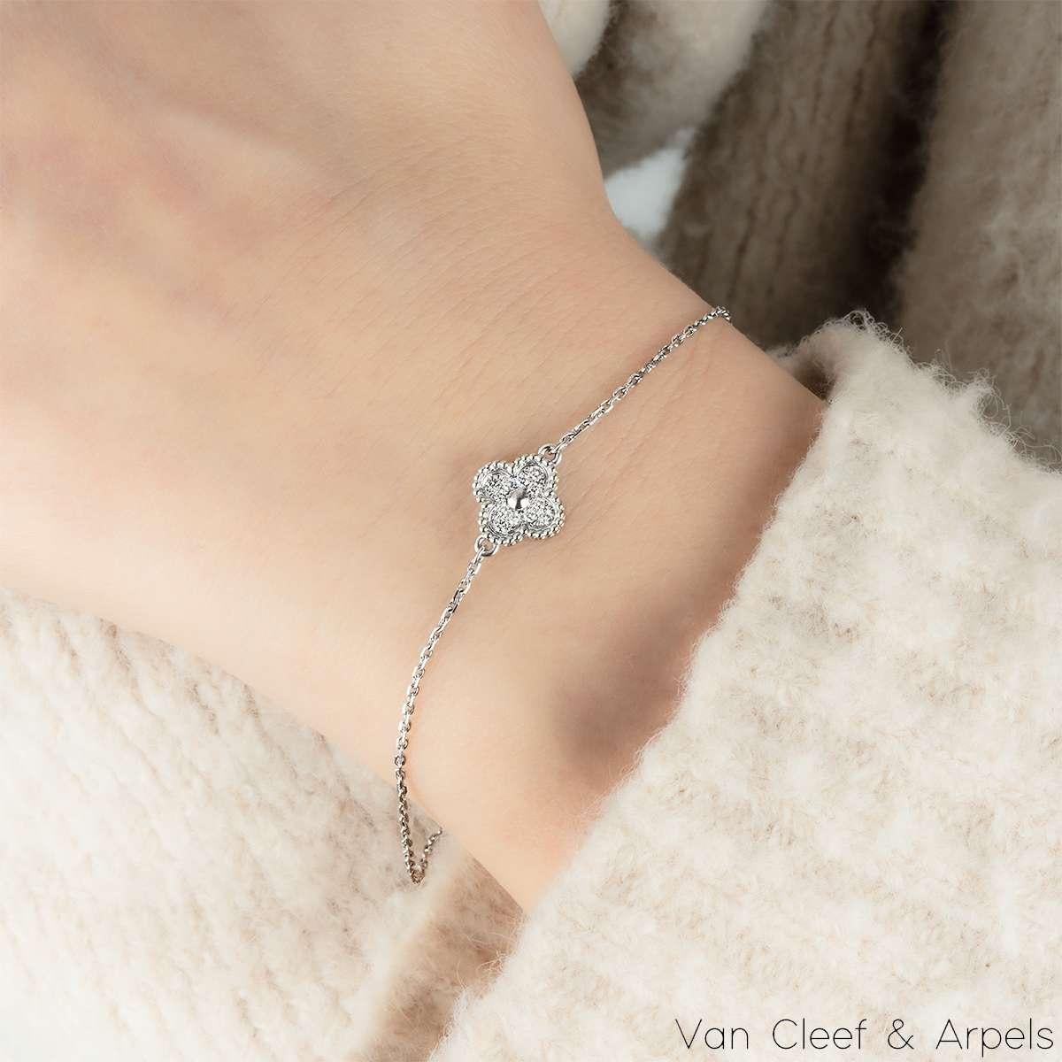 Van Cleef & Arpels Weißgold Diamant-Armband mit Single-Motiv VCARO, Sweet Alhambra Damen im Angebot