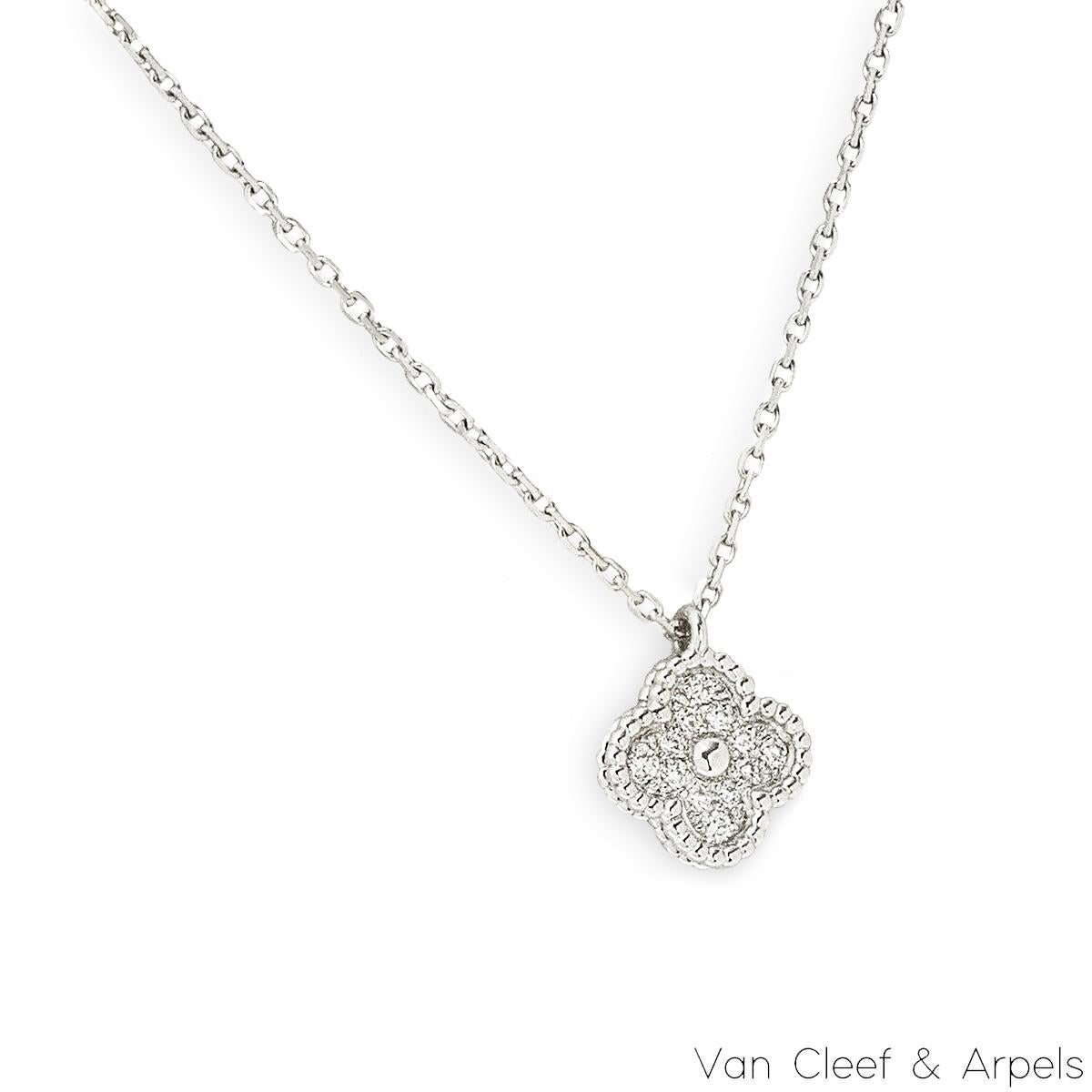 Pendentif en or blanc 18 carats de Van Cleef & Arpels de la Collectional Sweet Alhambra. Il comporte un motif emblématique de trèfle à quatre feuilles, complété par un bord perlé. Le motif est serti de 12 diamants ronds de taille brillant ~0.08ct.