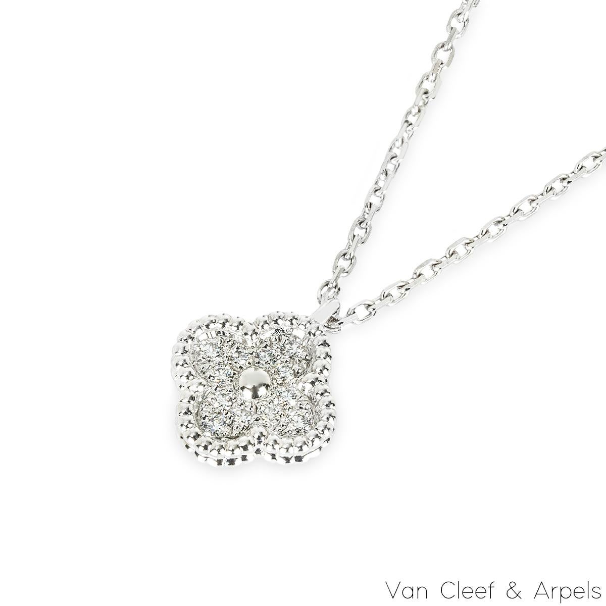 Taille ronde Van Cleef & Arpels Collier Alhambra à motif unique en or blanc et diamants doux VCARO en vente