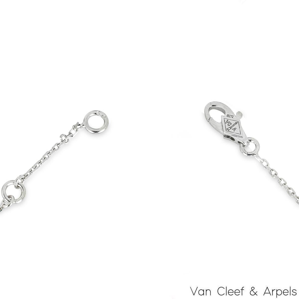 Van Cleef & Arpels Collier Alhambra à motif unique en or blanc et diamants doux VCARO Excellent état - En vente à Mayfair, London, London