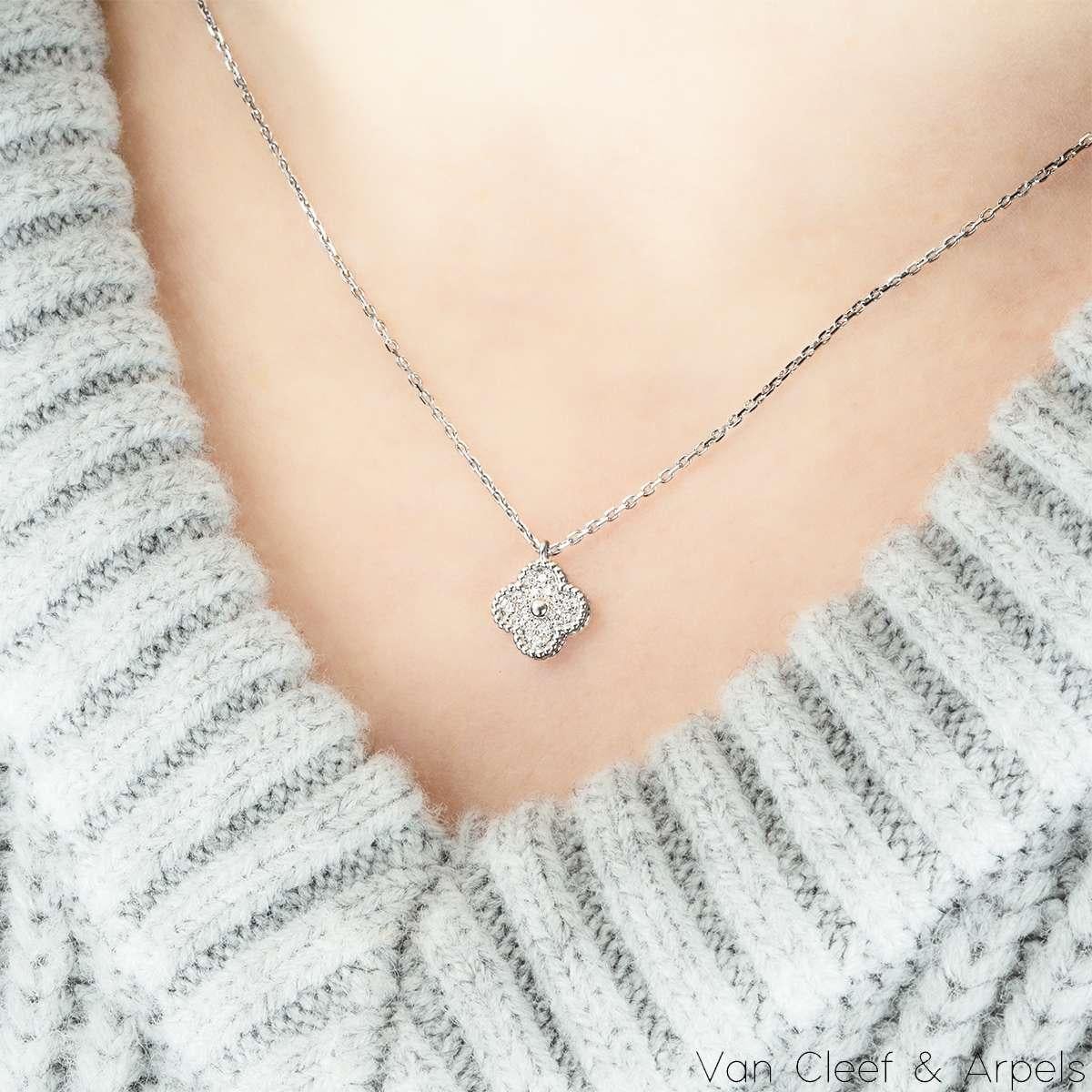 Van Cleef & Arpels Collier Alhambra à motif unique en or blanc et diamants doux VCARO Pour femmes en vente