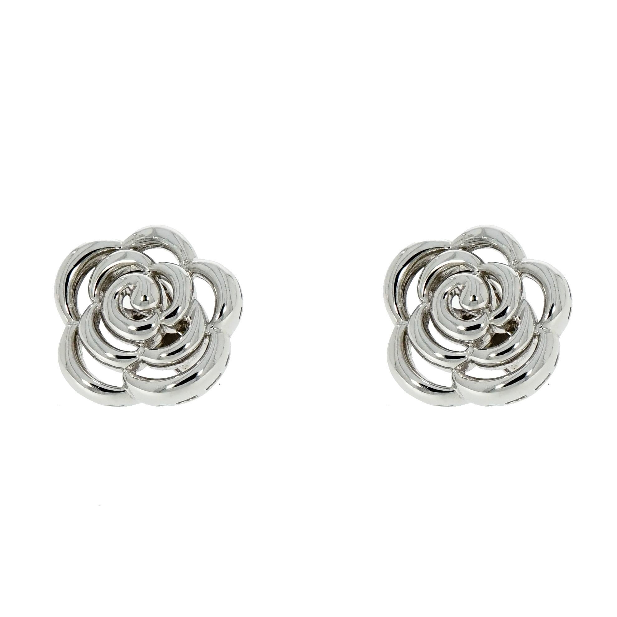 Van Cleef & Arpels has always celebrated nature with its flowers, recreating their lightness through beautiful pieces of jewelry. 
This exceptional white gold flower earrings from Van Cleef & Arpels, crafted in high polished 18k white gold. 
The