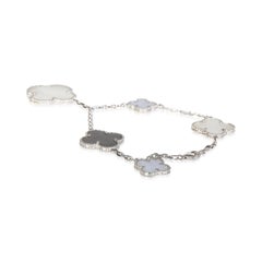 Pulsera «Magic Alhambra» de Van Cleef & Arpels en oro blanco, nácar y calcedonia
