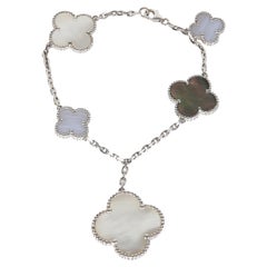 Pulsera «Magic Alhambra» de Van Cleef & Arpels en oro blanco, nácar y calcedonia