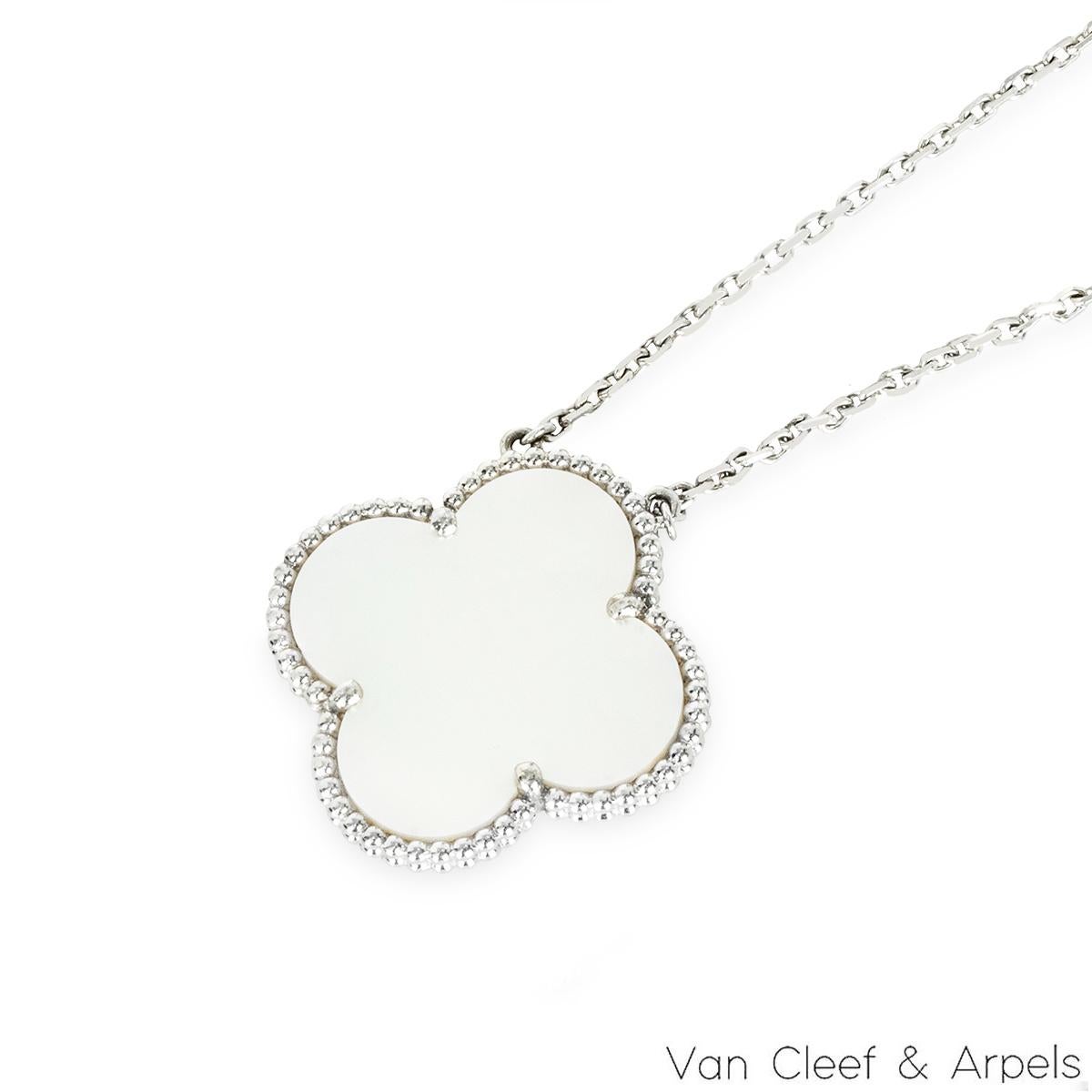 Van Cleef & Arpels Collier Magic Alhambra en or blanc et nacre VCARN32200 Excellent état à London, GB