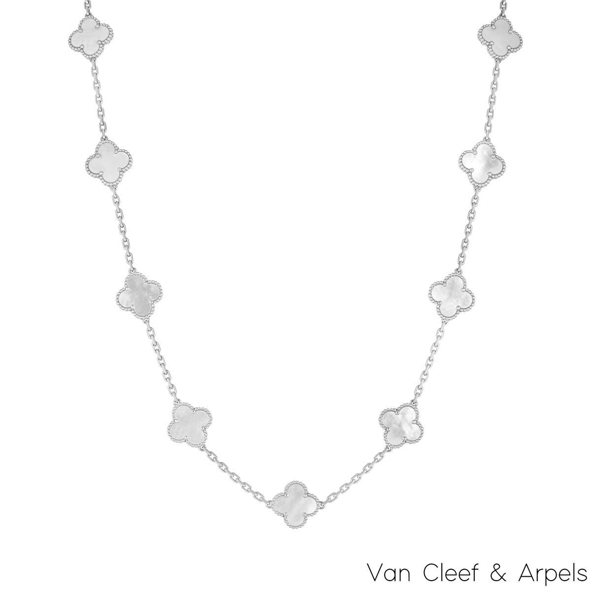 Magnifique collier en or blanc 18 carats en nacre de la collection Vintage Alhambra de Van Cleef & Arpels. Le collier comporte 20 motifs de trèfle emblématiques, chacun étant serti d'un bord perlé et d'une incrustation de nacre, le tout sur toute la