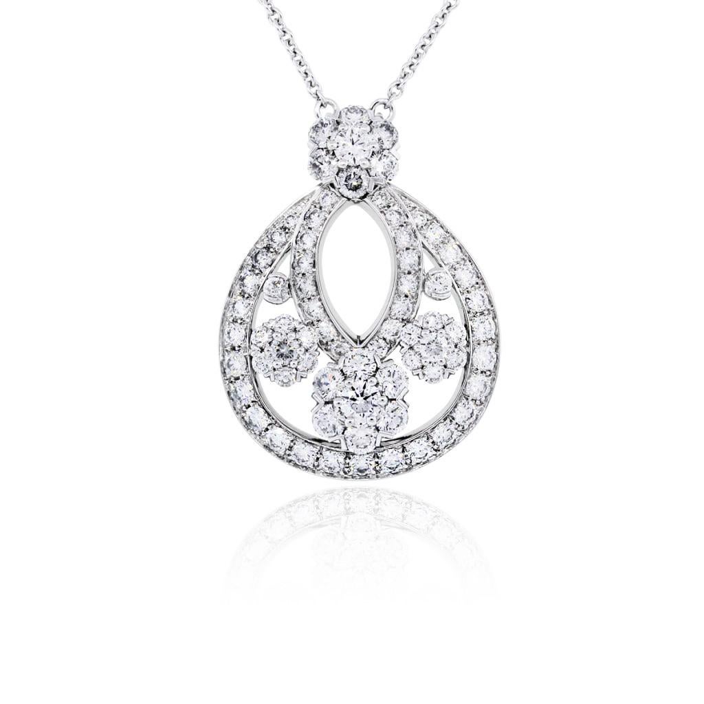 Description
Sparkling with light, the Snowflake High Jewelry collection is inspired by flakes of snow - an inspiration for Van Cleef & Arpels since the 1940s. Round diamonds combine to form dazzling winter motifs.

Snowflake pendant. Platinum,