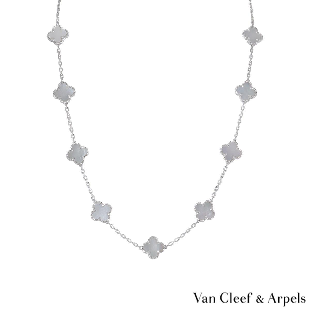 Ein Collier aus 18 Karat Weißgold von Van Cleef & Arpels aus der Kollektion Vintage Alhambra. Die Kette zeigt 20 ikonische vierblättrige Kleeblattmotive, die jeweils mit einer Perlenkante und einer Perlmutteinlage versehen sind und sich über die
