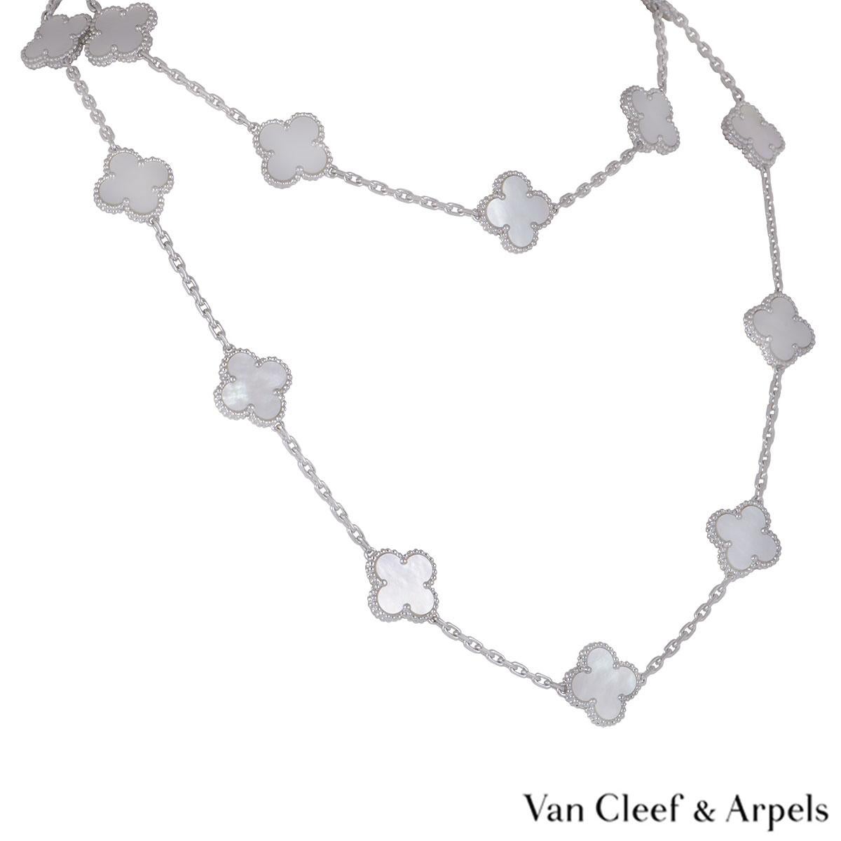 Van Cleef &amp;amp; Arpels Weißgold Vintage Alhambra Halskette VCARF48800 im Zustand „Hervorragend“ in Mayfair, London, London