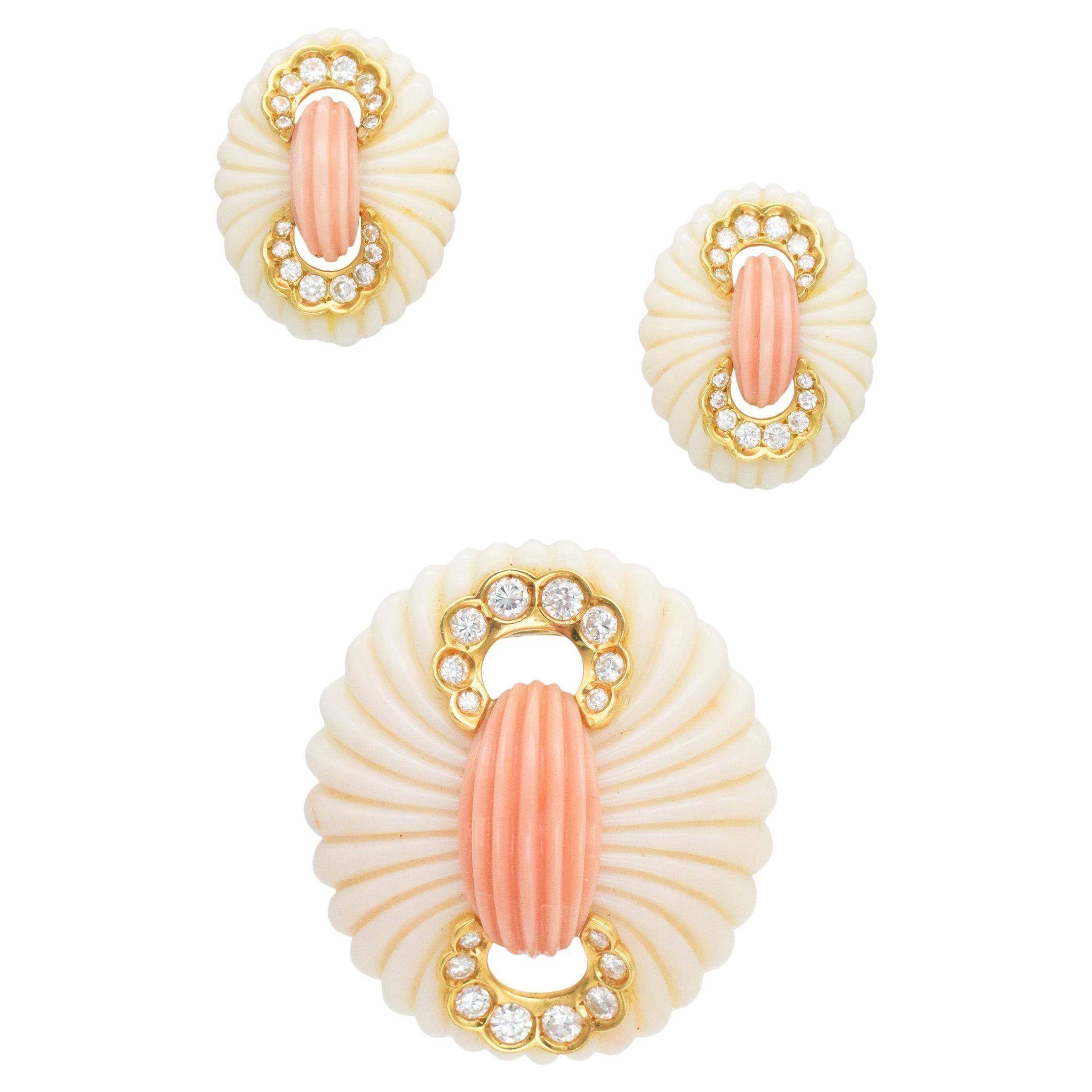 Ensemble broche et boucles d'oreilles Van Cleef & Arpels en corail blanc/rose et diamants