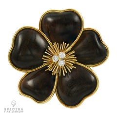 Broche « Fleur de Noël » en bois et diamants de Van Cleef & Arpels