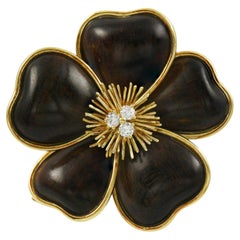 Broche « Fleur de Noël » en bois et diamants de Van Cleef & Arpels