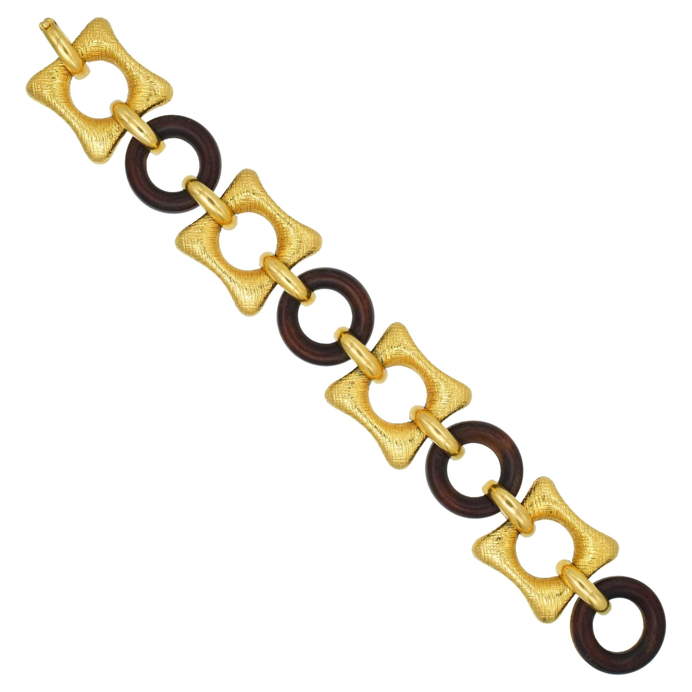 Van Cleef 
Arpels Wood 
Textured 18k Yellow Gold Bracelet. in vendita