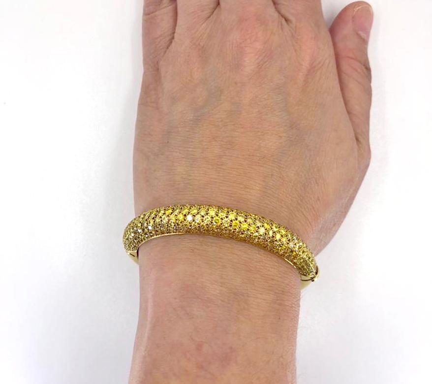 Taille ronde Van Cleef & Arpels Bracelet jonc en or jaune et diamants en vente