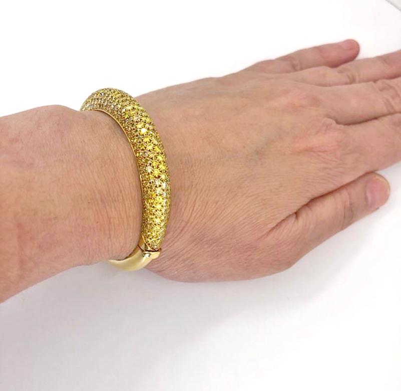 Van Cleef & Arpels Bracelet jonc en or jaune et diamants Bon état - En vente à New York, NY