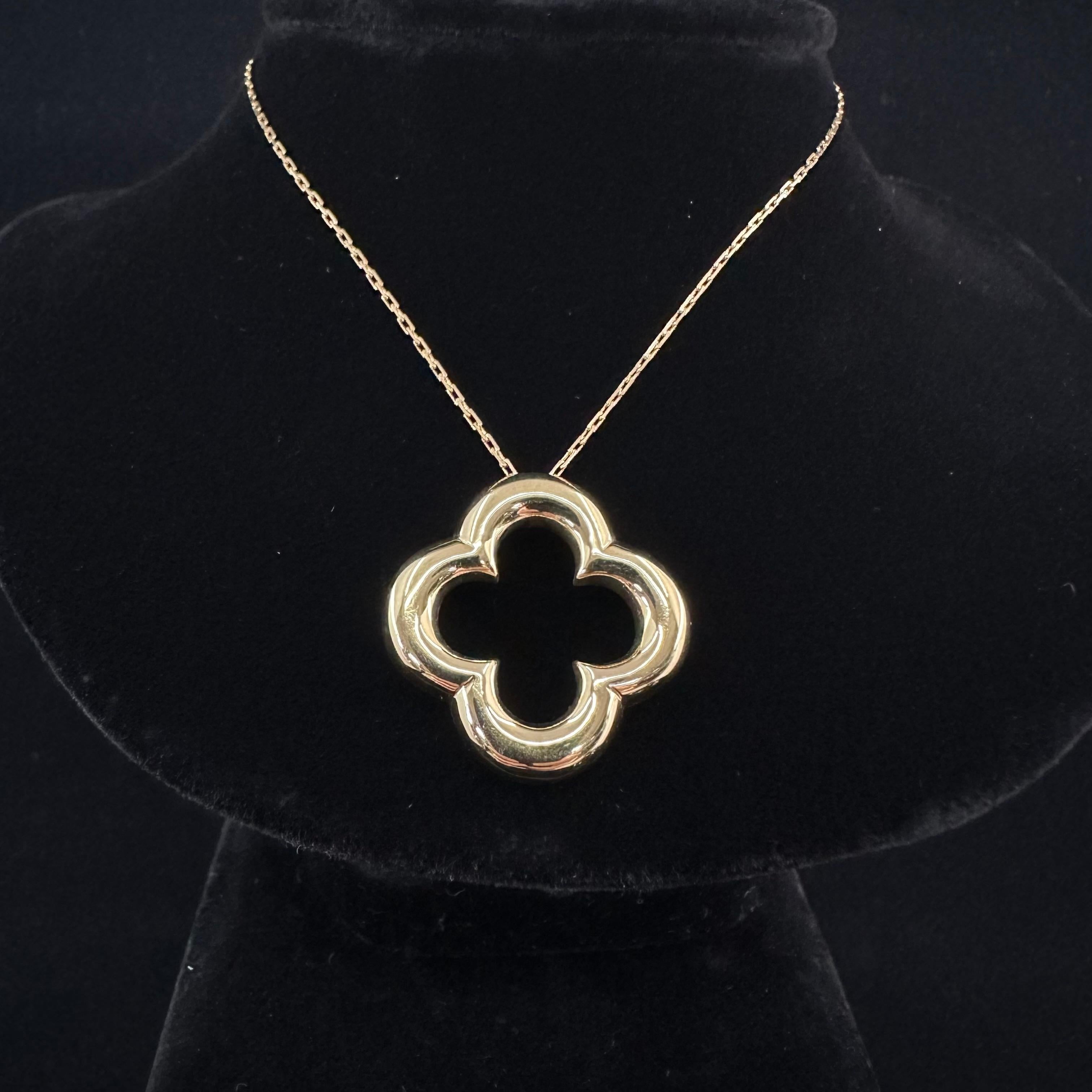 Van Cleef & Arpels Yellow Gold Alhambra Pendant Necklace 18k  In Good Condition For Sale In Beverly Hills, CA