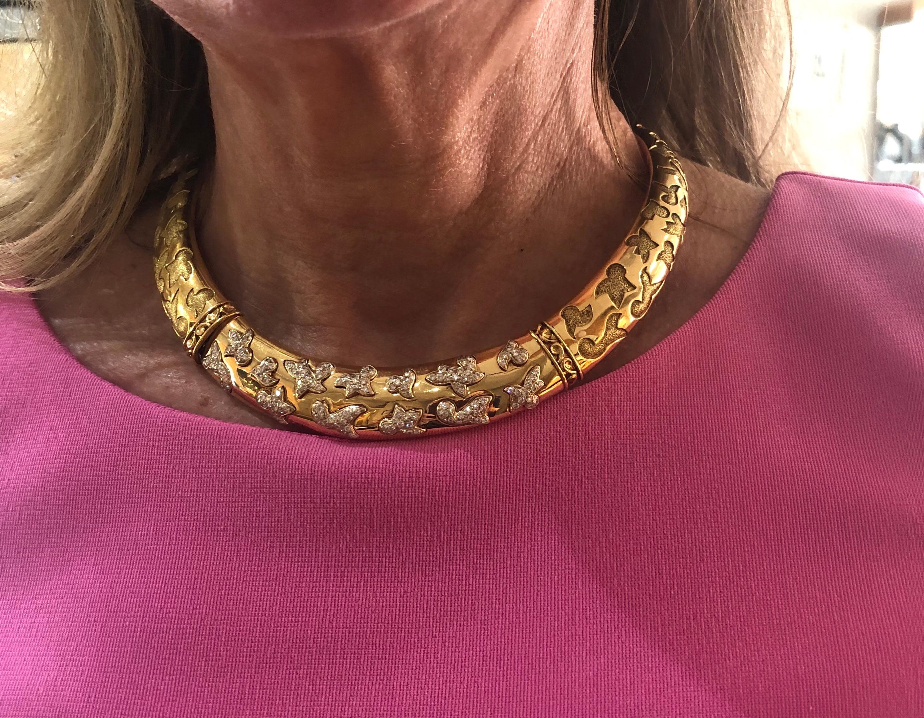 Van Cleef & Arpels Yellow Gold and Diamond Dove Collar Necklace In Good Condition In Dallas, TX