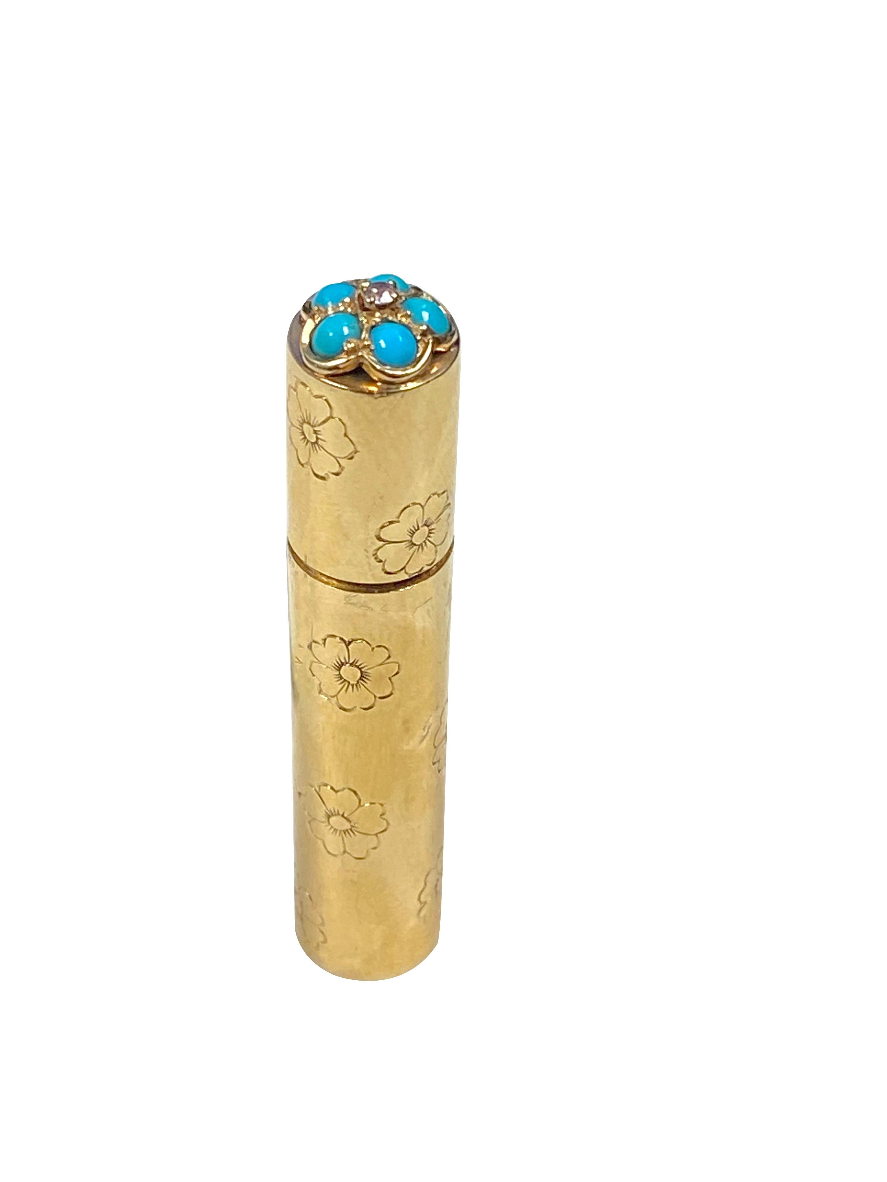 Parfum en or jaune 18 carats Van Cleef & Arpels des années 1950, mesurant 2 3/8 pouces de hauteur, 7/16 pouces de diamètre et pesant 21 grammes. Les fleurs sont gravées à la main et le sommet est serti de turquoises et d'un diamant. 