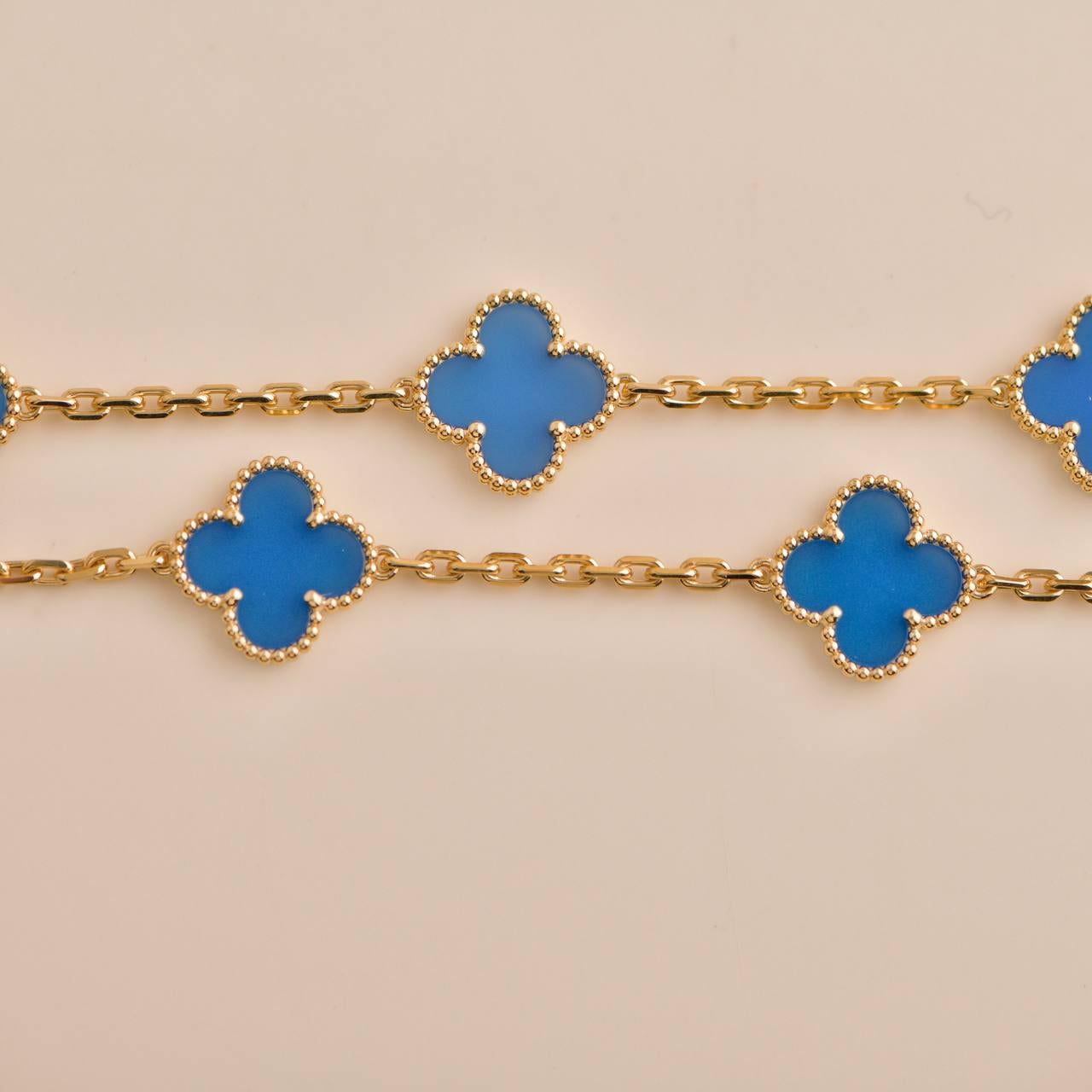 Women's or Men's Van Cleef & Arpels Yellow Gold Blue Agate Vintage Alhambra 10 Motif Necklace For Sale