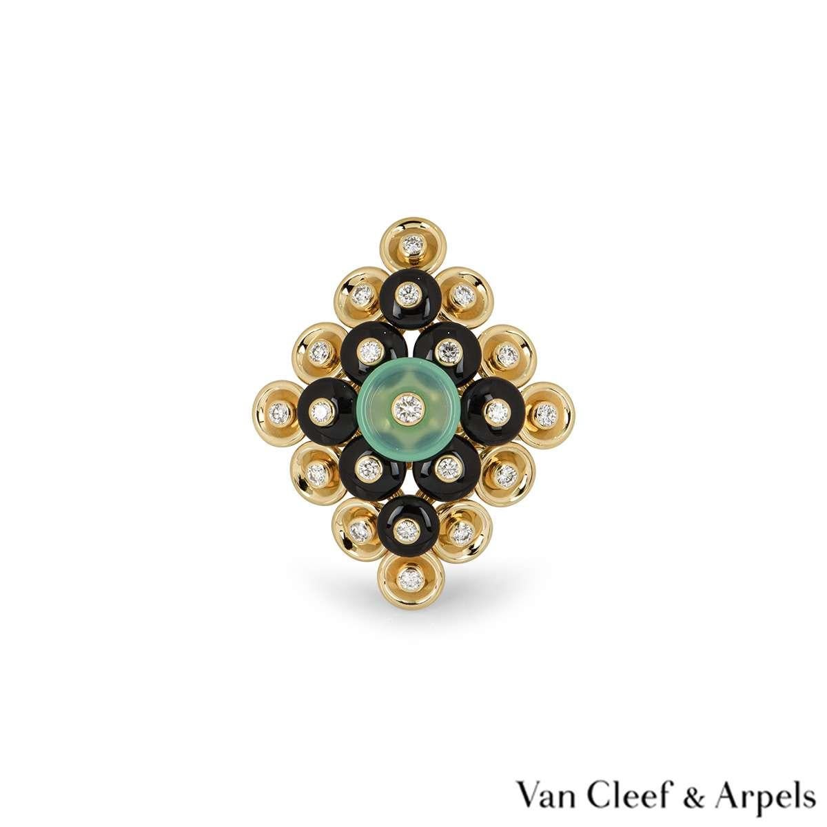Van Cleef & Arpels Yellow Gold Bouton d'or Ring VCARO9MW00 In Excellent Condition In London, GB