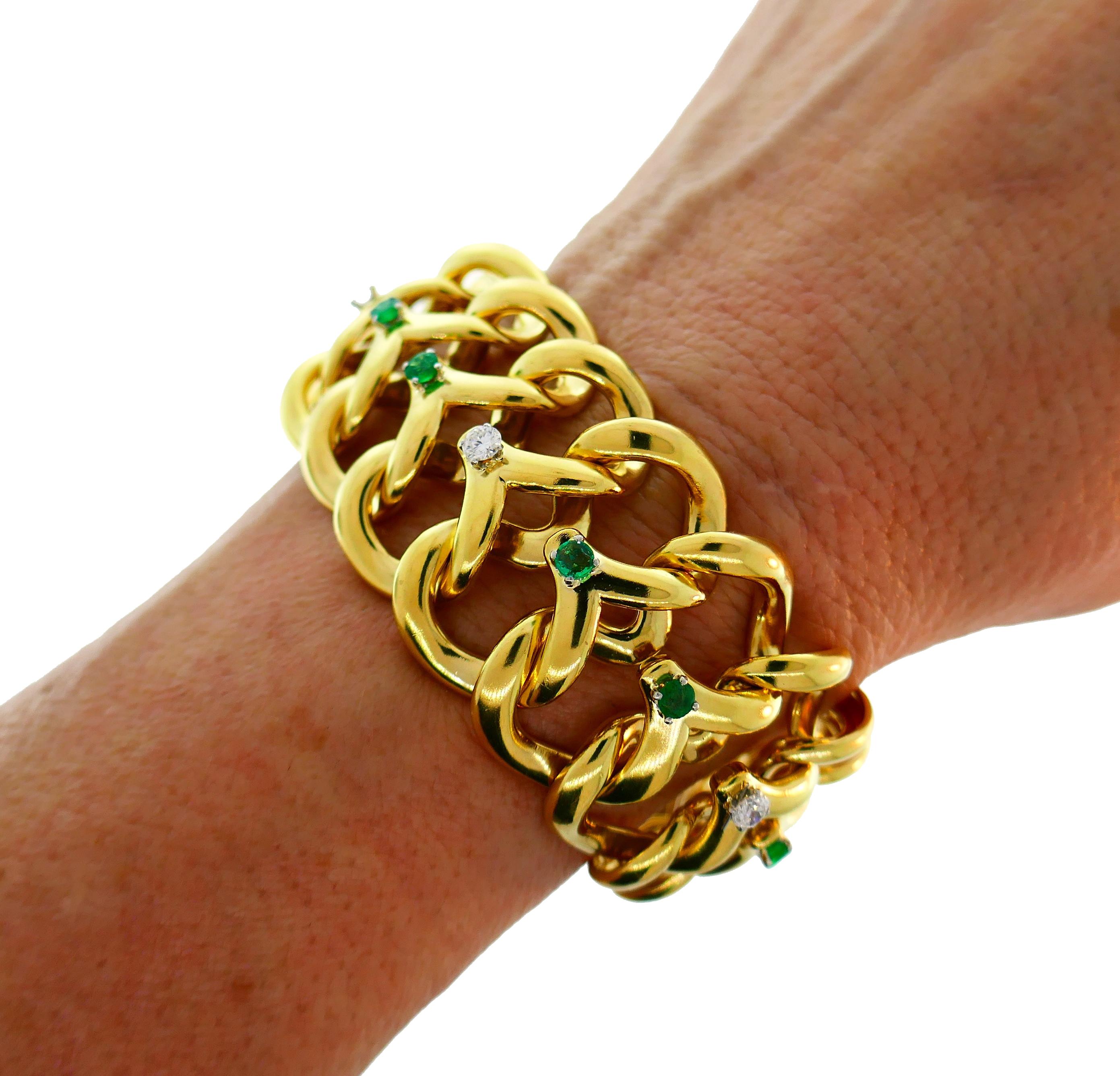 Round Cut Van Cleef & Arpels Yellow Gold Bracelet with Diamond and Emerald