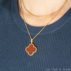 Van Cleef & Arpels Collier long Magic Alhambra en or jaune et cornaline VCARO49N00
