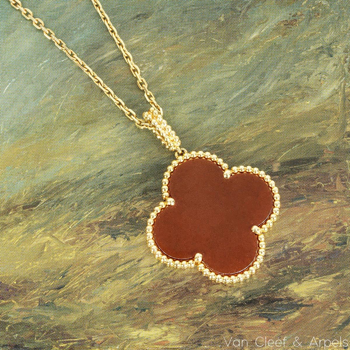 Non taillé Van Cleef & Arpels Collier long Magic Alhambra en or jaune et cornaline VCARO49N00