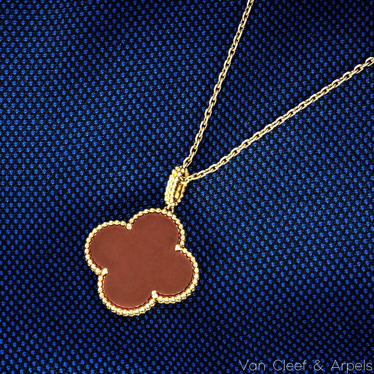 Van Cleef & Arpels Collier long Magic Alhambra en or jaune et cornaline VCARO49N00 Excellent état à London, GB